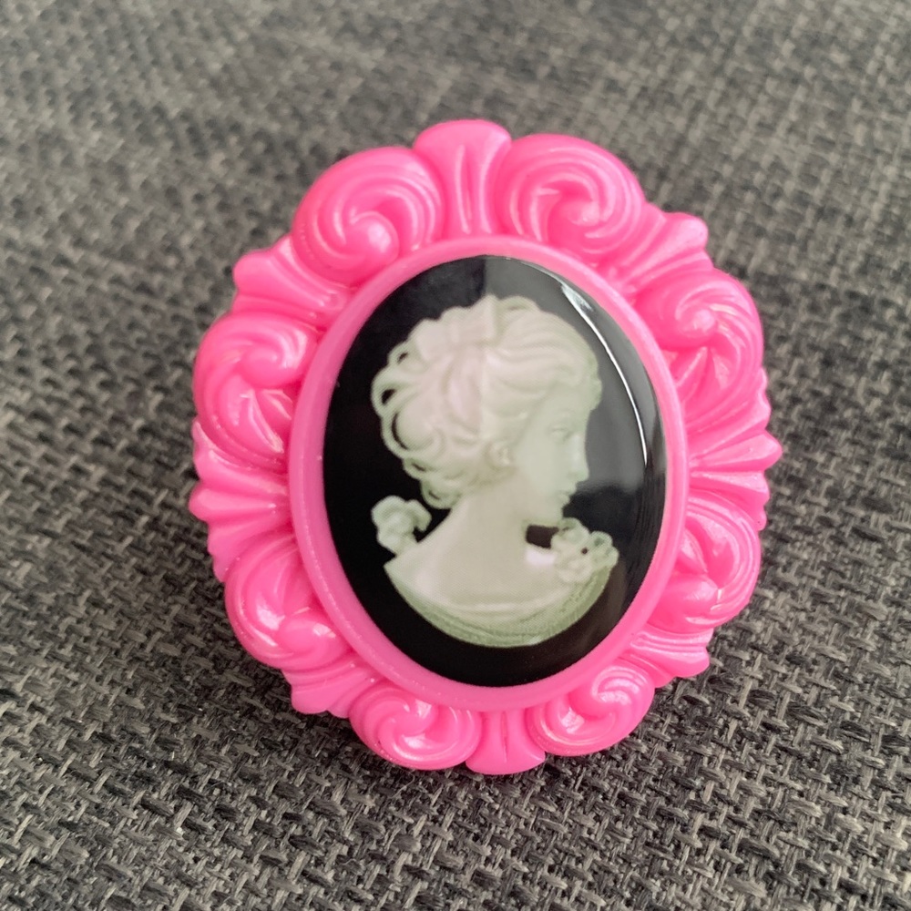 Tarina Tarantino Lipgloss Cameo Ring